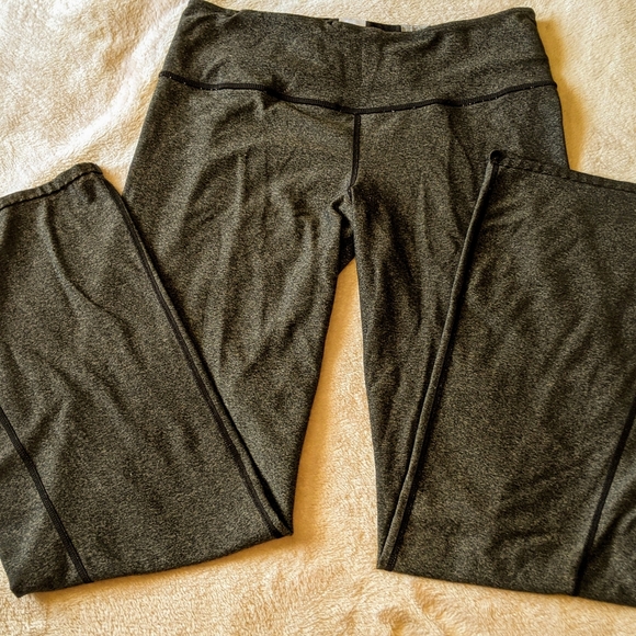 Lululemon yoga grey pants size 7 - Picture 3 of 5